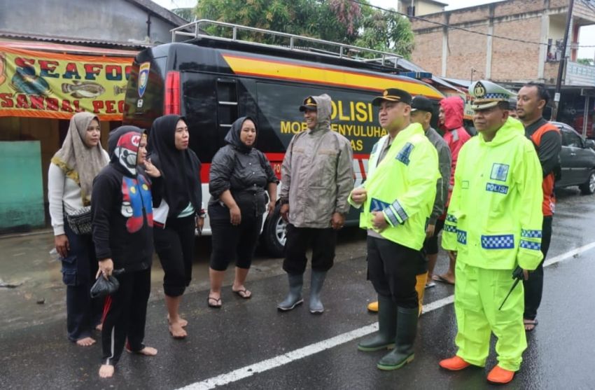 Tanggap Bencana Banjir, Personil Polresta Deli Serdang Lakukan Evakuasi dan Bantu Warga