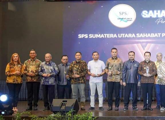 Raih Sahabat Pers Award, Pjs Bupati Toba: Pers Mitra Pemerintah dalam Membangun Kabupaten Toba