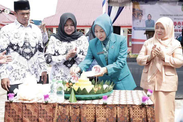 Momen Potong Tumpeng Atika Azmi Nasution di Peringatan Hari Guru Nasional dan HUT ke-79 PGRI di Madina: Sebuah Penghormatan untuk Guru Hebat