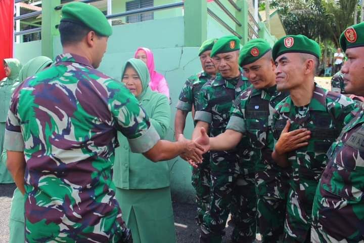 Kunker Dandim 0212/Tapsel Ke Koramil 19/Siais, Letkol Arm Delli Yudha Adi Nurcahyo, S.E.,M.M berikan Jam Komandan.....