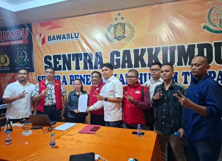 Tim Kuasa Hukum BERANI Laporkan Insiden Perusakan APK Paslon 02 ke Bawaslu