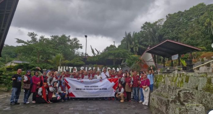 Rombongan Wartawan Media Gathering OJK Sumut Kunjungi Desa Wisata Huta Siallagan Binaan Bank Mandiri di Pulau Samosir