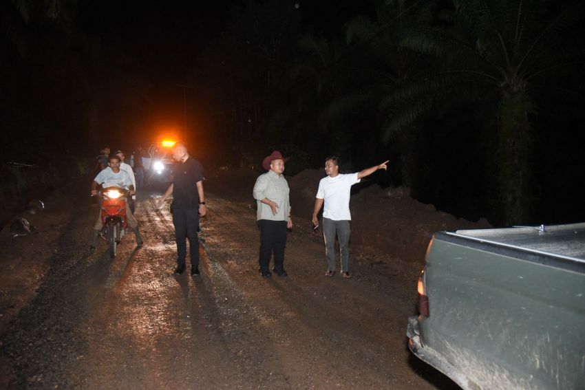 Bupati Dolly Pasaribu Tinjau Pengaspalan Jalan di Angkola Selatan, Warga Tapsel Sambut Antusias