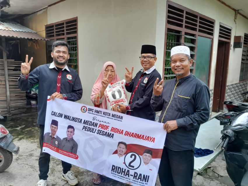 HMTI Kota Medan Bersama Calon Wali Kota Medan Prof Ridha Bagikan Puluhan Karung Beras Kepada Warga