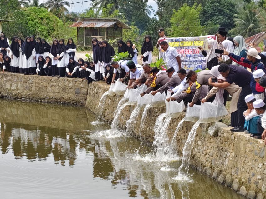 Polres Padangsidimpuan Dukung Ketahanan Pangan dengan Penaburan Benih Ikan di Pesantren Hajijah Amalia Sari