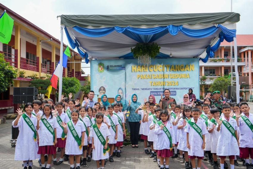 Plt Ketua TP PKK Medan Aksi Cuci Tangan Pakai Sabun Bersama Siswa