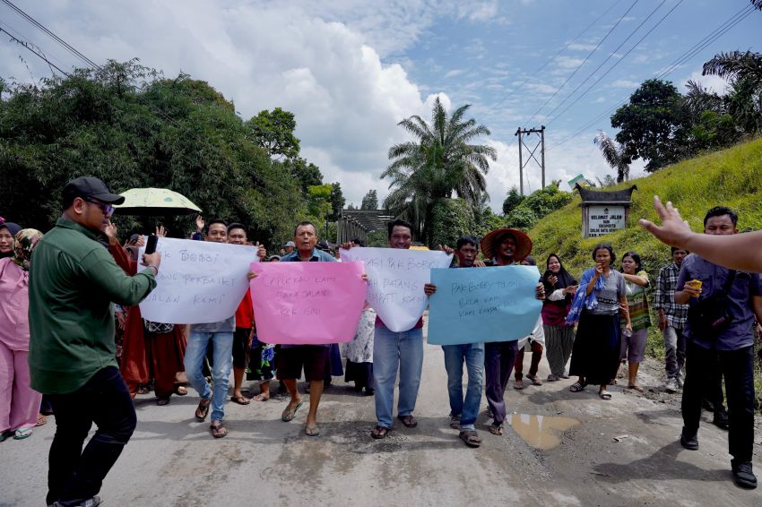 Bobby Nasution Dicegat saat Melintas di Simalungun, Warga Keluhkan Jalan Rusak