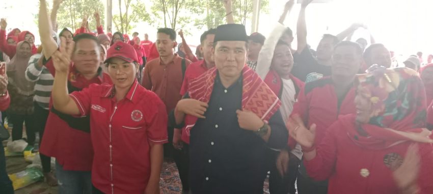 Pestan Rakyat, Hasan Sagala Di tepung Tawari dan Dipakaikan Beka Bulu