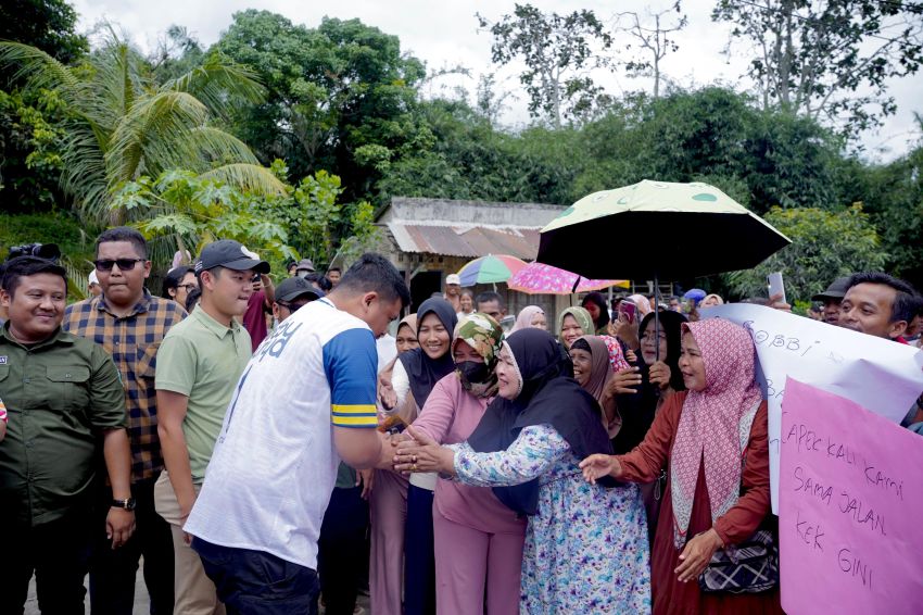 Bobby Nasution Dicegat saat Melintas di Simalungun, Warga Keluhkan Jalan Rusak