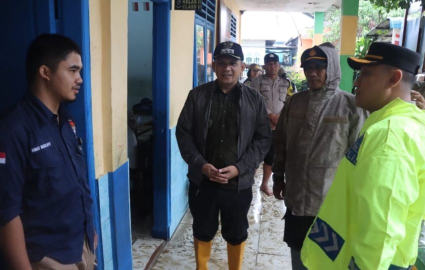 Diguyur Hujan, Kapolresta Deli Serdang Tinjau Langsung Pelaksanaan Pemungutan Suara di TPS