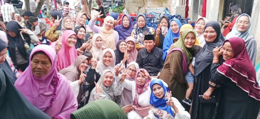 Emak-Emak Kampung Kolam Selfie Meriah bersama Hasan Basri Sagala