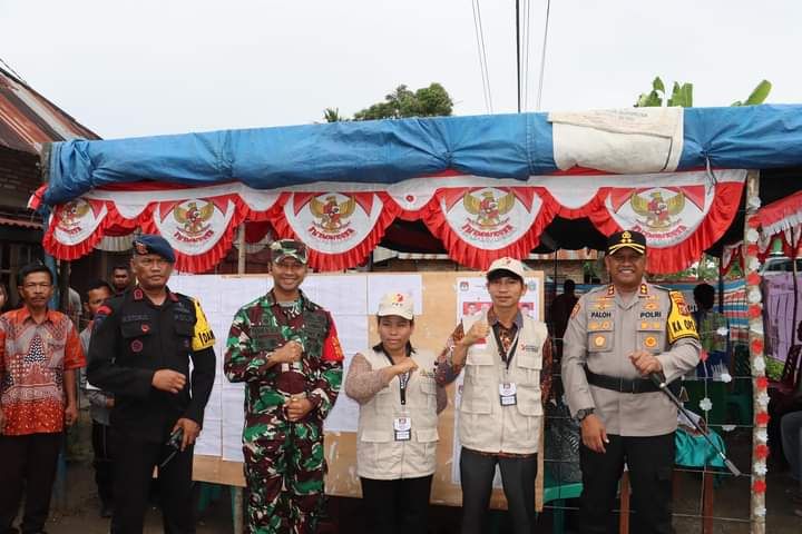 Kapolres Madina dan Dandim 0212/Tapsel cek TPS pastikan Pemungutan Suara Pilkada Serentak 2024 Aman