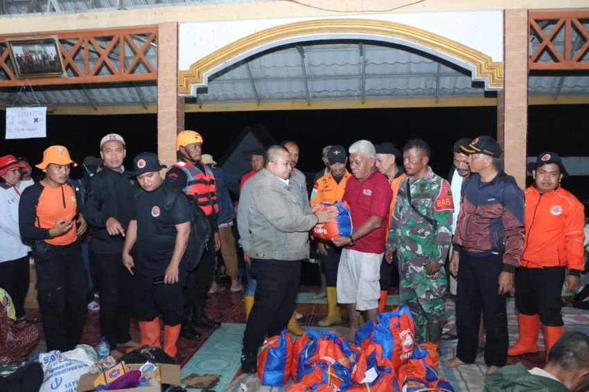 Bupati Dolly Pasaribu Tinjau Pengungsi Korban Banjir di Tantom Angkola Tapsel