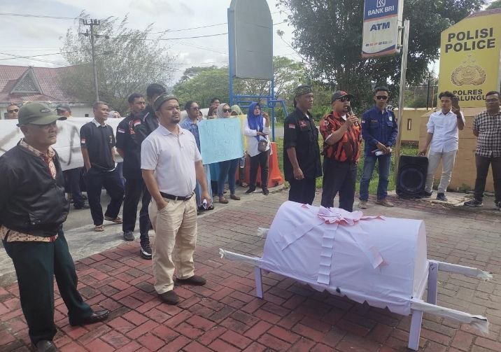 Aliansi Masyarakat Bandar Masilam II Demo ke Polres Simalungun minta pengaduan Nurpadila segera ditindak Lanjuti