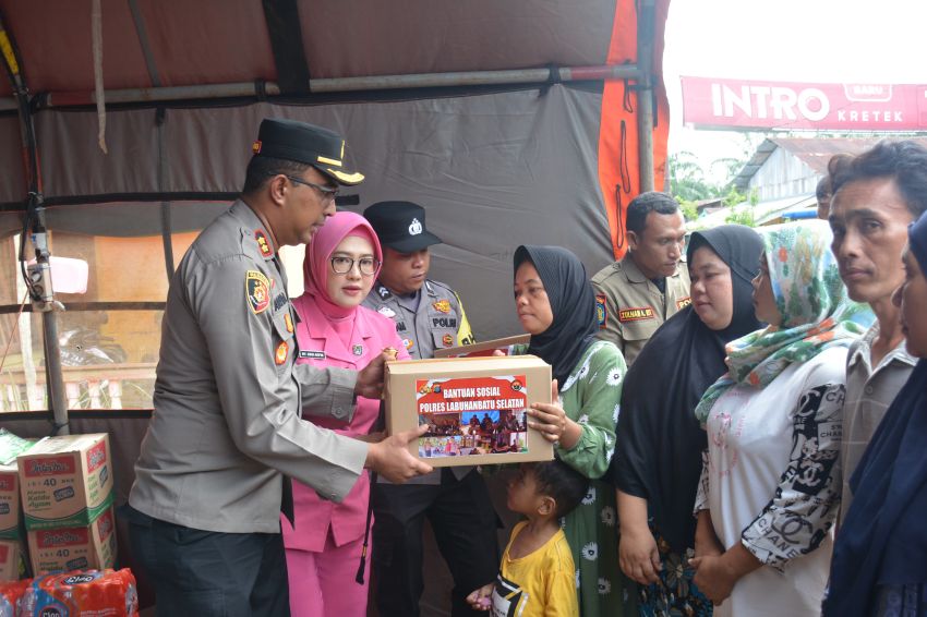 Kapolres Labusel Bantu Korban Kebakaran di Kota Pinang, AKBP Arfin Fachreza : Bentuk Empati Polri