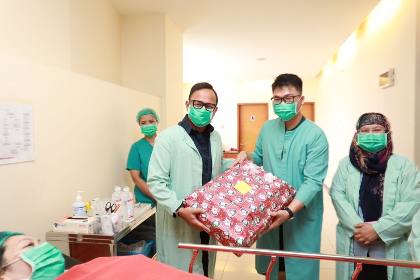 Wamendagri Bima Serahkan Dokumen Kependudukan untuk Bayi Lahir 25 Desember