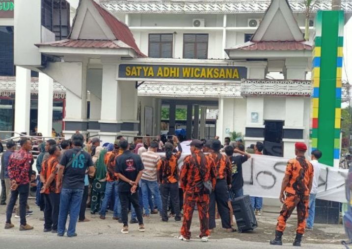 Selain Minta Nur Padillah Dibebaskan ,Aliansi Masyarakat Bandar Masilam Demo Desak Kapolres dan Kajari Simalungun Dicopot dari Jabatannya.