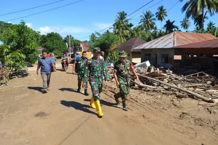 Dandim 0212/Tapsel Pimpin Langsung Bantu Warga Yang Dilanda Banjir Bandang di Kotatua Tantom