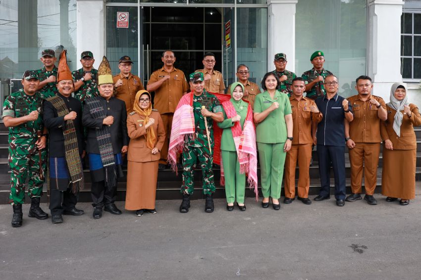 Wali Kota didampingi Sekda menyambut kunjungan silaturahmi Pangdam I/Bukit Barisan Mayjen TNI Rio Firdianto beserta rombongan