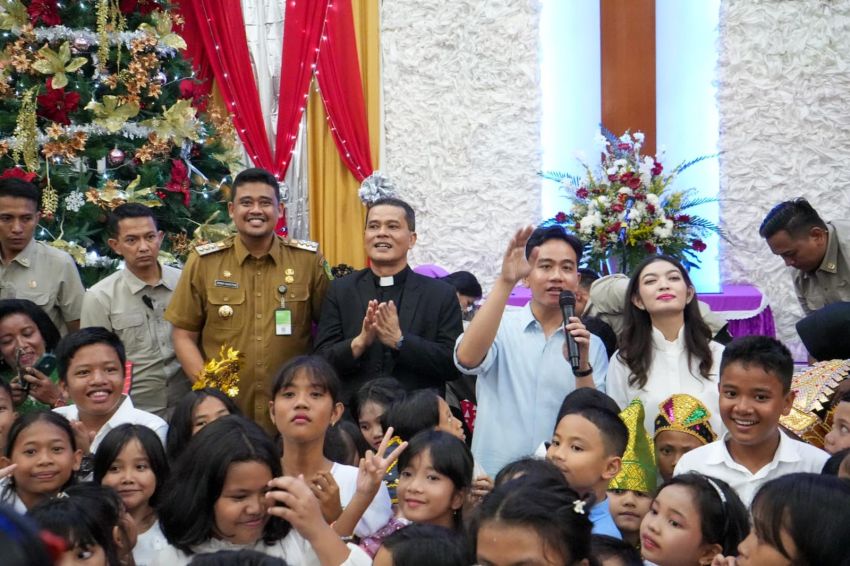 Wapres Gibran Beri Hadiah Natal pada Anak-anak di Gereja HKBP Resort Medan IV