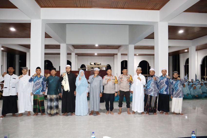 Silaturahmi Kapolres Padangsidimpuan ke Pondok Pesantren Tahfidz Wadi Al-Quran Batang Bahal,AKBP Dr Wira: Membangun Kerja Sama untuk Keamanan dan Pend