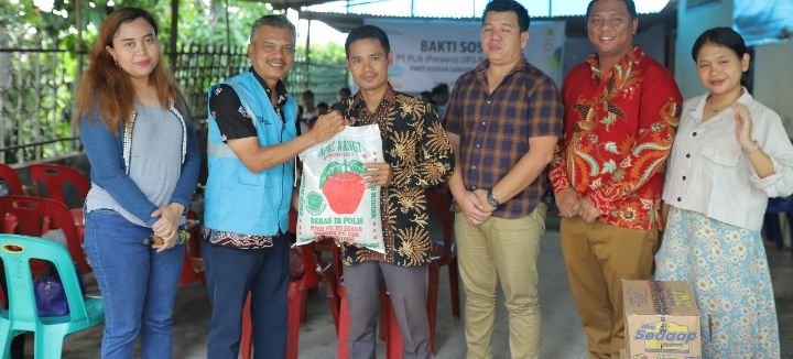 IManager PLN UP3 Bukit Barisan Ramses Hutajulu Serahkan Bantuan Tanggap Darurat dan Bantuan Tali Kasih Natal