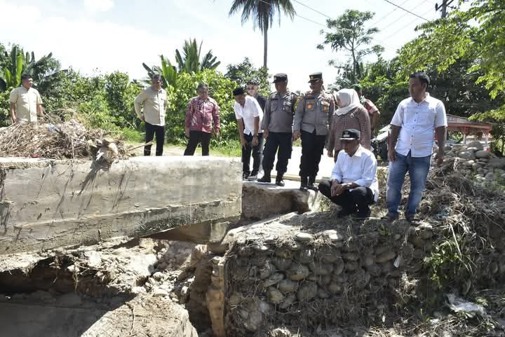 Tinjau Jembatan Nyaris Ambruk di Desa Tambiski Madina,Bupati Sukhairi Nasution : Perbaikan Awal Januari