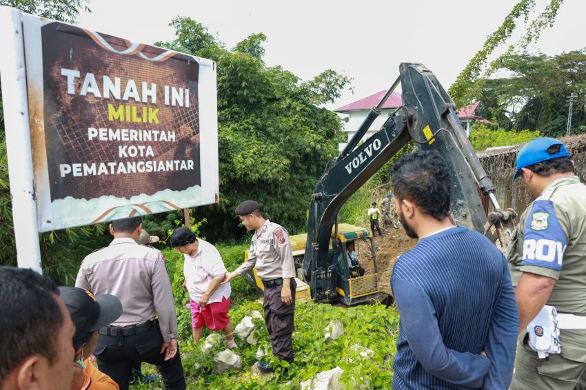 Satpol PP Pematangsiantar meratakan kuburan Mr X yang berada di Jalan Vihara