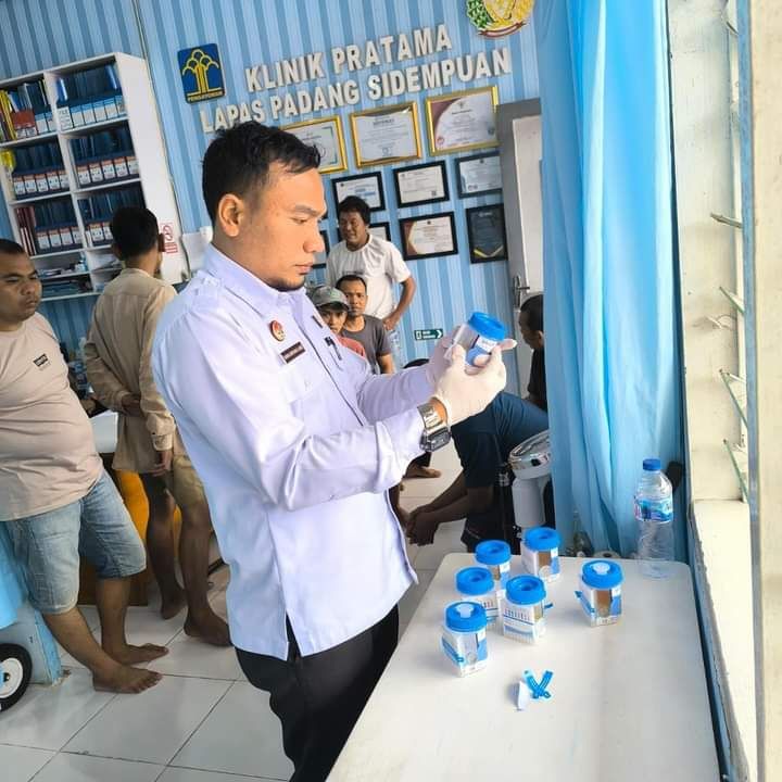 Lapas kelas IIB Padangsidimpuan Tes Urin Warga Binaan, Kalapas Edison Tampubolon : Antisipasi Penyalahgunaan Narkotika