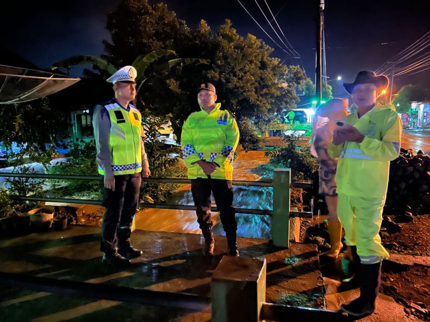 Gerak Cepat, Kapolres Padangsidimpuan Langsung Pantau Situasi Banjir di Desa Managen dan Desa Goti