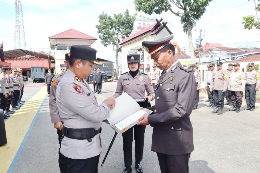 Upacara Purna Bhakti Dua Pejabat Polres Padangsidimpuan, AKBP Dr Wira Prayatna : Terima kasih Pengabdian dan Dedikasi yang Tinggi Selama Bertugas