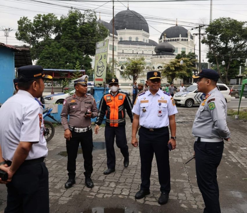 Dishub Bersama Ditlantas Polda Sumut, Gelar Penertiban Bersama di Jalan SM Raja Medan, Larang Naik-Turun Penumpang di Loket