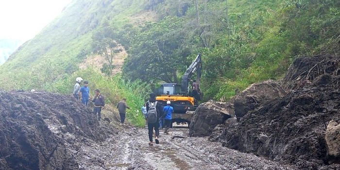 Pemkab Simalungun Turunkan Alat Berat, Tanggulangi Jalan Haranggaol Yang Tertimbun Material Longsor
