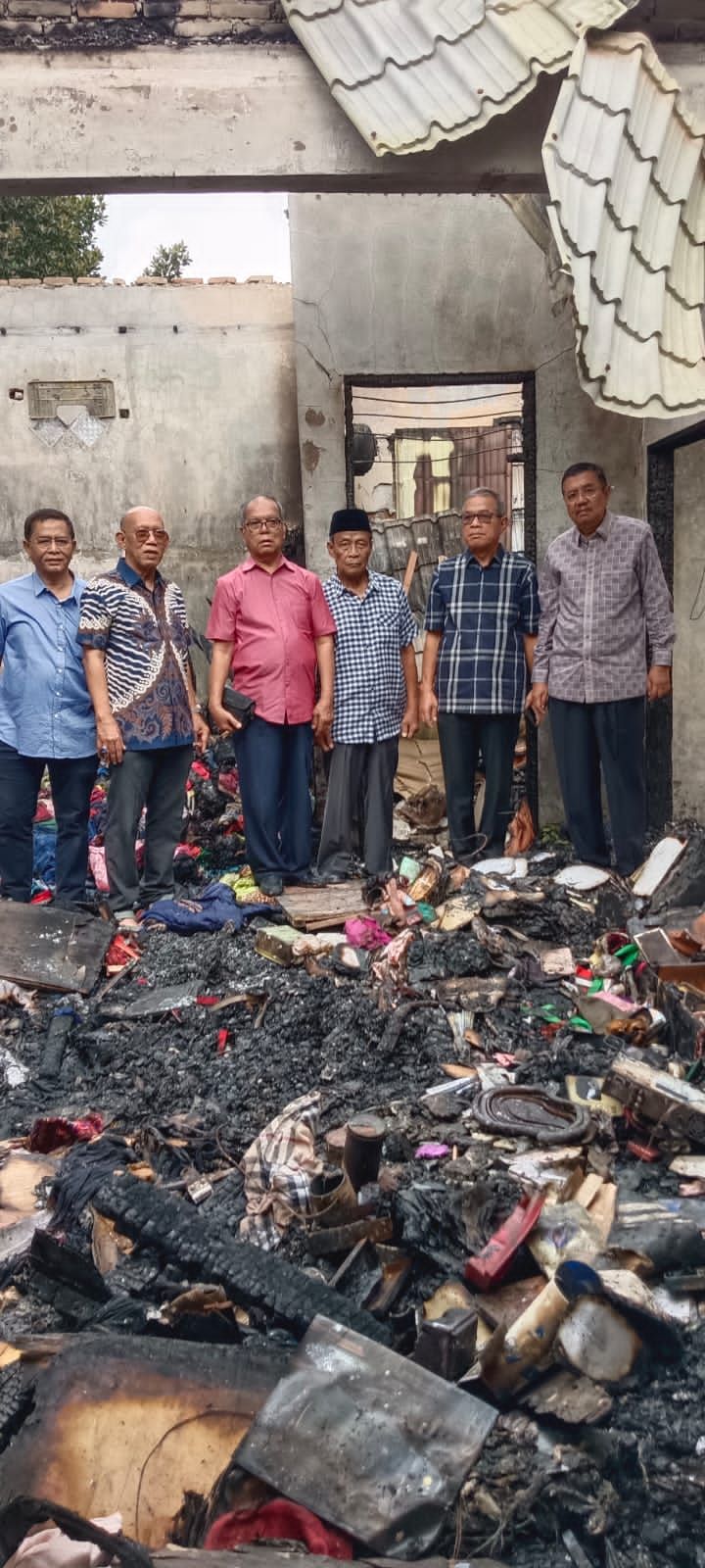 Mantan Gubernur Sumut HT Erry Nuradi Kunjungi Rumah Mantan Kadiskanla yang Terbakar di Marendal