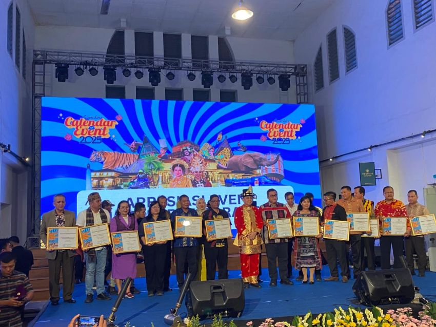 Pemkab Pakpak Bharat Terima Piagam Penghargaan dari Pj. Gubsu atas Sinergitas di Acara Peluncuran Calendar of Event 2025
