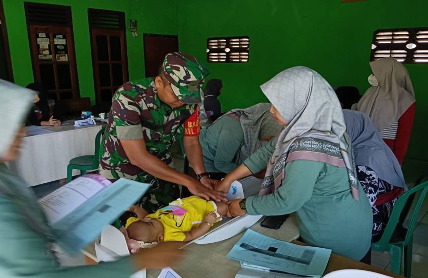 Babinsa Kauman Dampingi Posyandu, Cegah Stunting di Srengat