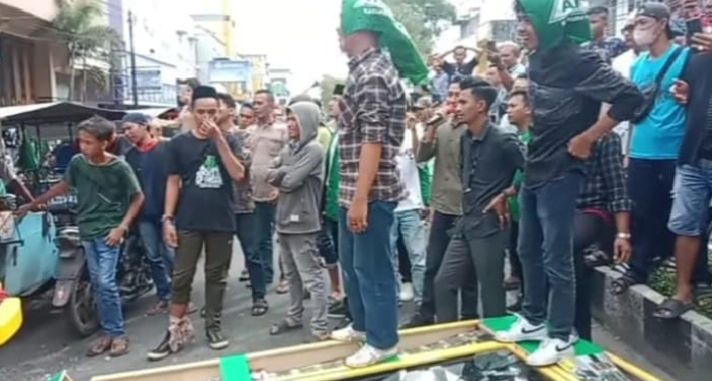 Secara Mendadak, GP Ansor Asahan Sweeping Lokasi Perjudian di Kota Kisaran, Hancurkan 2 Unit Mesin Judi