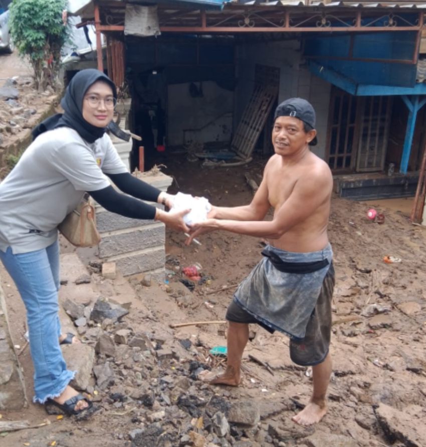 JMSI Lampung Bagikan Nasi Bungkus untuk Korban Banjir