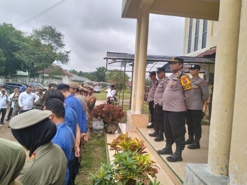 Dipimpin Kabag Ops dan Kasat Binmas Serta PJU Polres Palas Aksi Unras FHI di Kantor Bupati dan Kantor DPRD Berjalan dengan Aman dan Kondusif