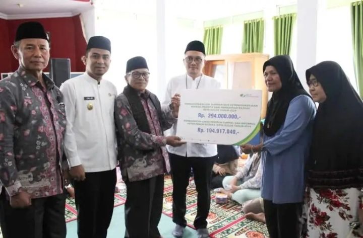 BAZNAS Kota Solok Menyaluran Zakat Serta Penyerahan Bantuan BPJS Ketenagakerjaan