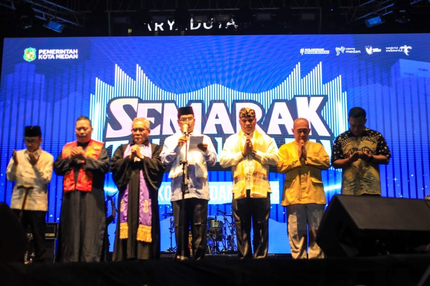 Belasan Ribu Warga Padati Lapangan Benteng Medan, Saksikan Semarak Tahun Baru 2025 dan Pesta Kembang Api