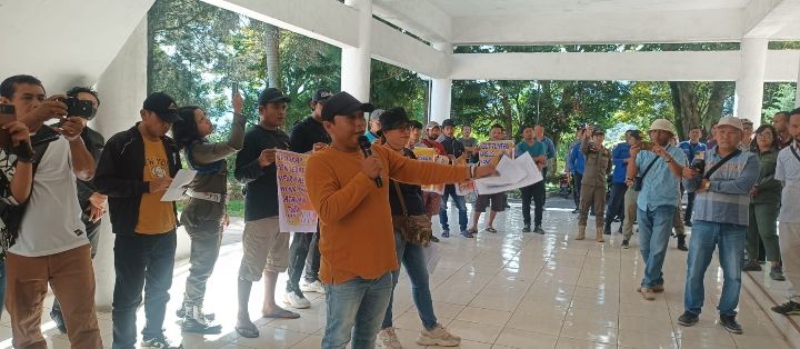Turun ke Jalan, Aliansi Masyarakat Toba Desak Pengungkapan Kasus Dugaan Penculikan Kadis PUTR Toba di Kantor DPRD Toba