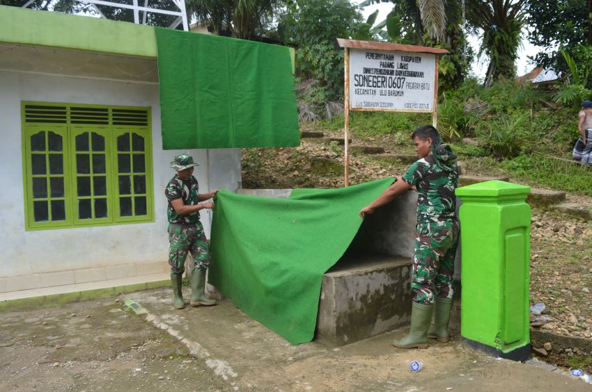 Semangat Gotong Royong Pembersihan Masjid Al-Mukminul Hidayah oleh Satgas TMMD ke-123 Kodim 0212/Tapsel di Desa Paringgonan Palas