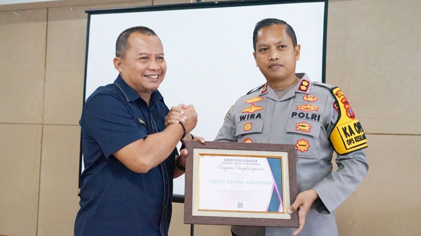 Apresiasi Kinerja Anggaran KPPN Padangsidimpuan,AKBP Dr Wira Prayatna Terima Penghargaan dari Kemenkeu.