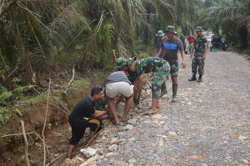 Sinergi Satgas TMMD ke-123 Kodim 0212/Tapsel dan Masyarakat: Kisah Inspiratif Pembersihan Parit dan Jalan di Desa Pintu Padang Palaa