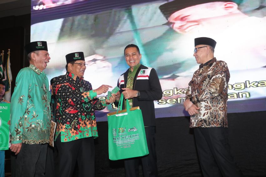 Peringati Milad ke-78 HMI, KAHMI Sumut Berikan Award dan Anggota Kehormatan. Ijeck Ucapkan Terima Kasih