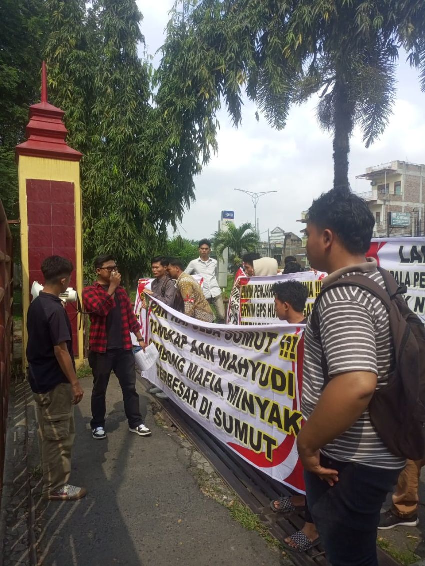 Aktivis Mahasiswa Demo Desak Poldasu Brantas dan Tangkap Mafia BBM Medan-Binjai EDW dan AW