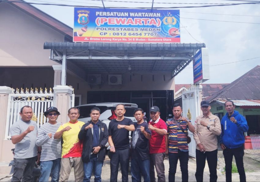 Jumat Barokah, Ketua Pewarta Bagikan Beras pada Pengurus dan Anggota Terus Berlanjut