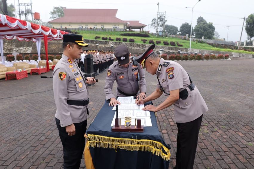 Kapolres Tapsel Pimpin Upacara Sertijab Kabag Ops dan Kabag SDM, AKBP Yasir : Pentingnya Profesionalisme dan Integritas dalam Menjalankan Tugas