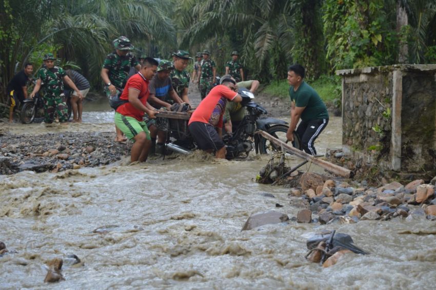 Semangat Pengabdian! Kisah Haru Satgas TMMD 0212/Tapsel Bantu Warga di Desa Pintu Padang
